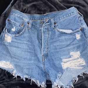Levi shorts size 28
